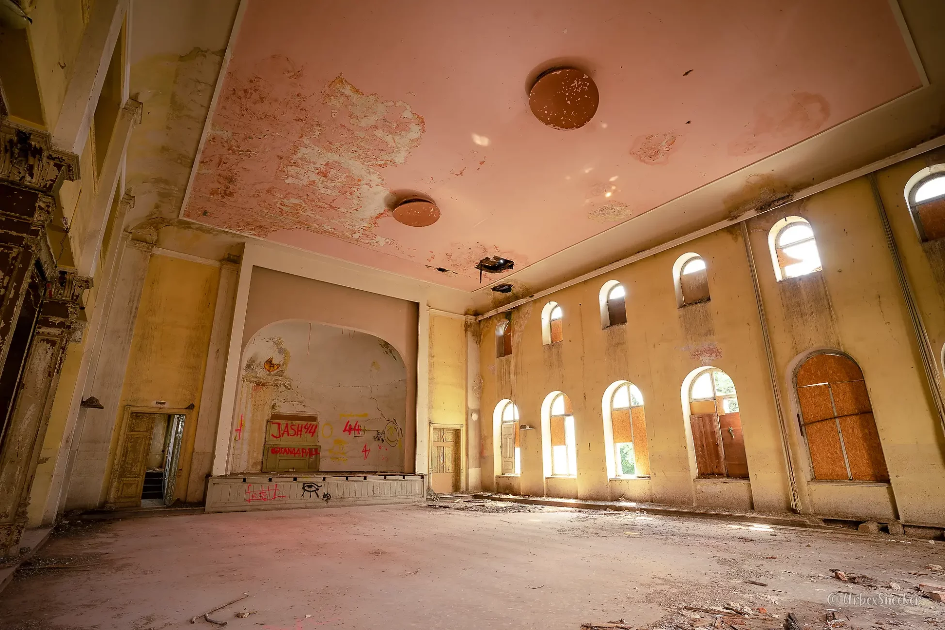 Der verlassene Gasthof mit rosa Ballsaal