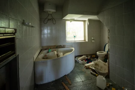 badezimmer verlassener gasthof mit ballsaal in sachsen