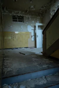 eingang verlassenes kinderkrankenhaus