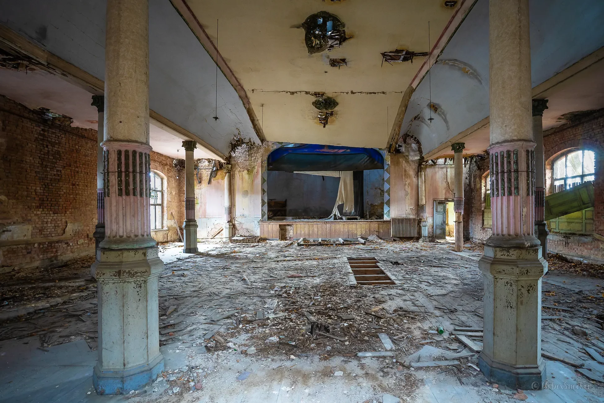 Der verlassene Gasthof mit Ballsaal am Bahnhof