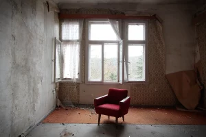 roter Stuhl verlassenes hotel heinrich heine harz