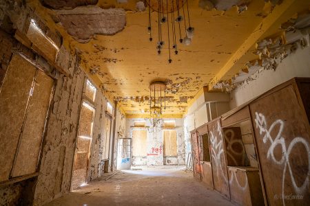 foyer verlassenes sanatorium gelbe halle