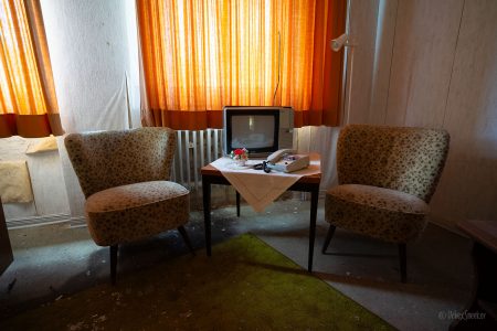verlassenes hotel sessel mit fernseher