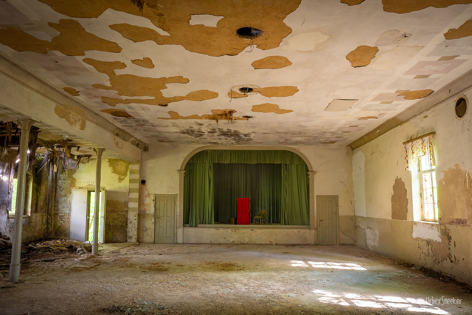 Der verlassene Gasthof mit Ballsaal “rotes Pult”
