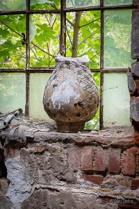vase in verlassene keramikfabrik