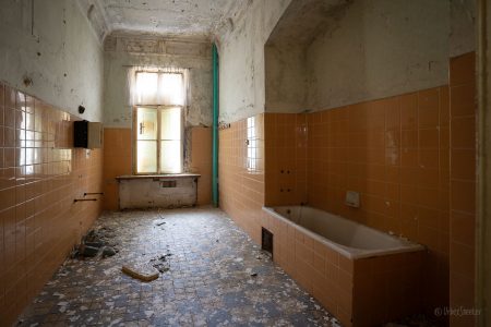 verlassene villa lost place badezimmer