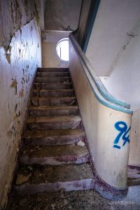 verlassene kaserne treppe