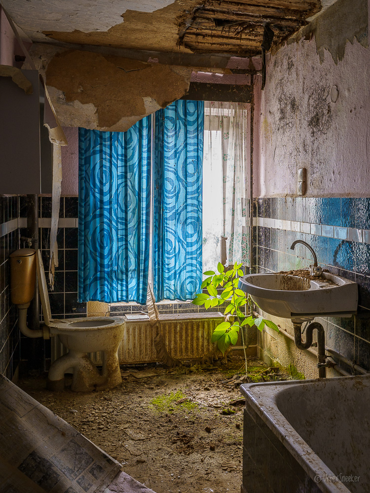 badezimmer lost places alter gasthof