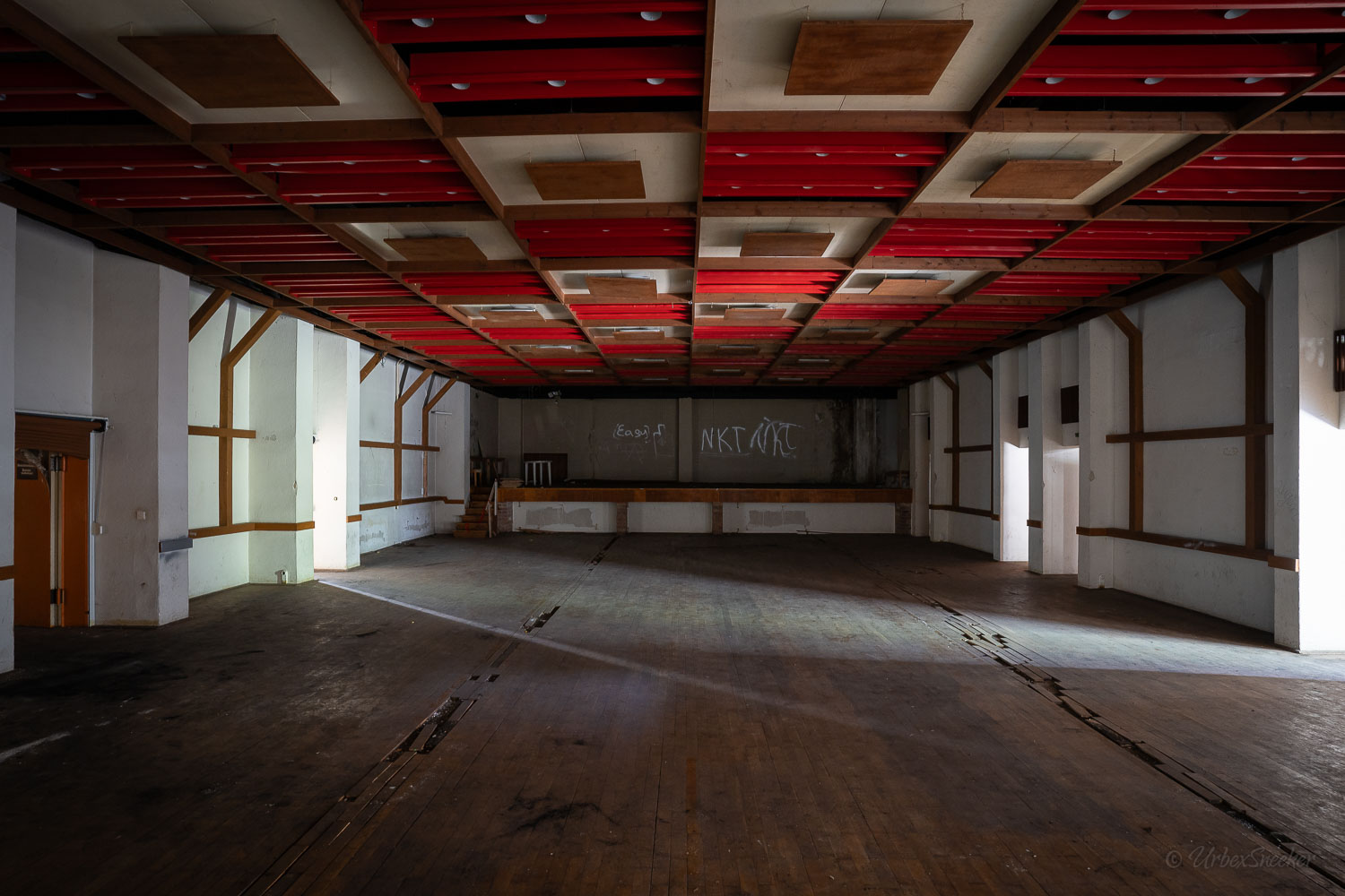 Das verlassene Kulturhaus mit Ballsaal „rot“