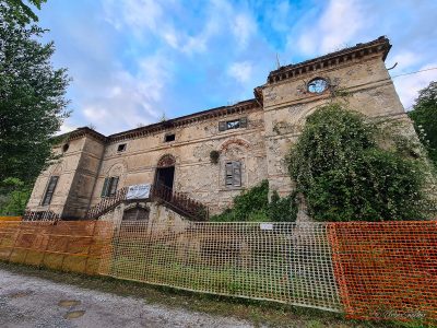 verlassene villa italien pappagalli