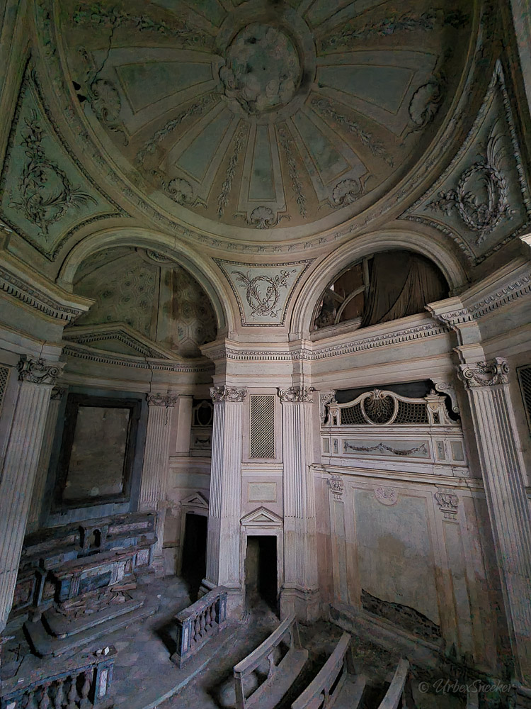 kapelle in verlassene villa italien