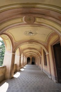 verlassene villa oriental gem italien