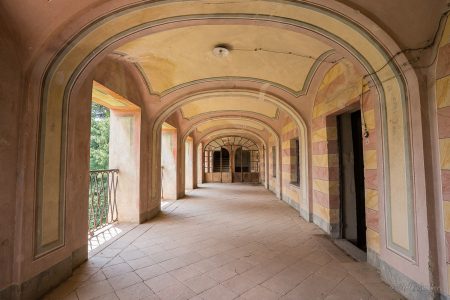 verlassene villa oriental gem italien