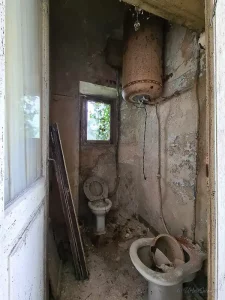 toilette in verlassener villa italien