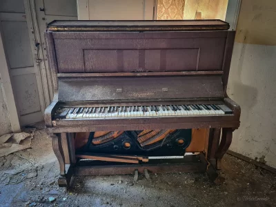 klavier im lost place