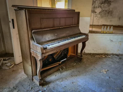 klavier im lost place