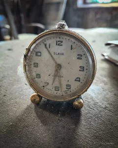 wecker in verlassene tonfabrik