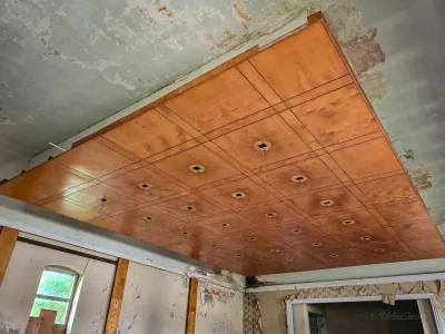 hängende holzdecke im ehemaligen ddr kulturhaus in sachsen