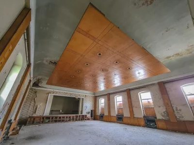 hängende holzdecke in verlassenem tanzsaal des ddr kulturhaus sachsen