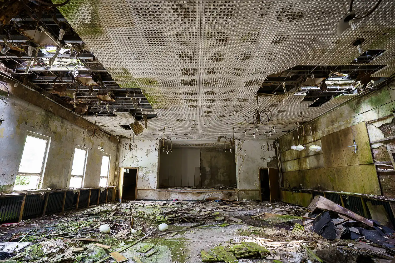 Das verlassene Ferienhotel mit verfallenem Tanzsaal