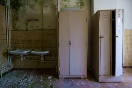 schränke im verlassenen hotel urbex sachsen