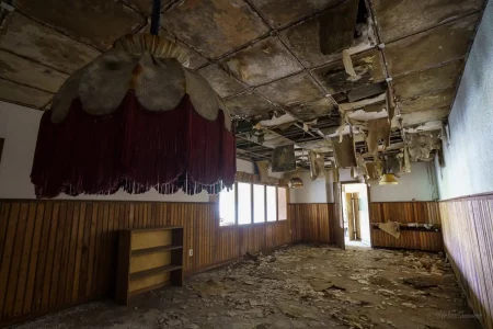 lost places sachsen verlassener speiseraum mit lampe