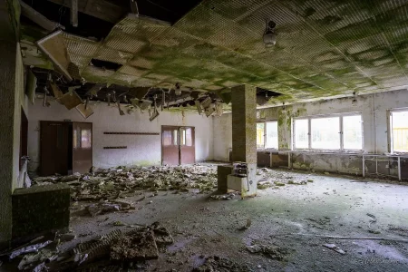 verlassener speisesaal im lost place hotel sachsen