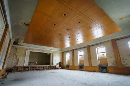verlassener ballsaal in ehemaligem ddr kulturhaus sachsen