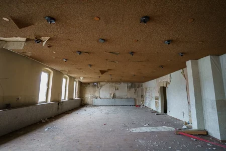 verlassener veranstaltungsraum im verlassenen kulturhaus in sachsen