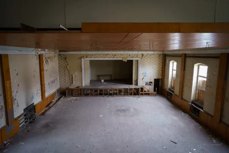 verlassenes kulturhaus sachsen mit tanzsaal