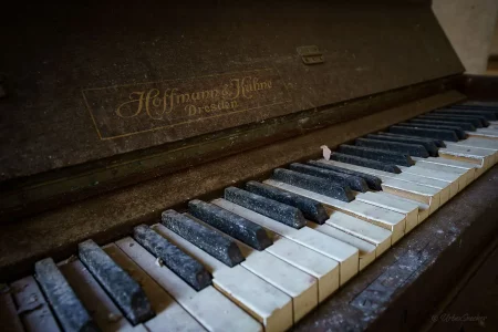 klavier im lost place