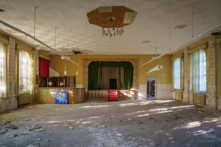 alter tanzsaal verlassenes kulturhaus urbex ballsaal