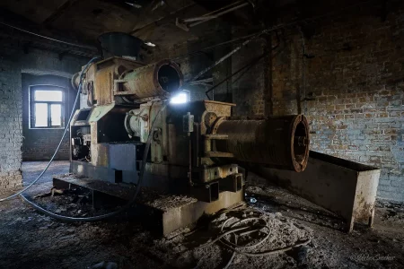 maschine verlassene tonfabrik