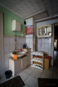 verlassenes haus badezimmer