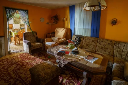 verlassenes wohnhaus wohnzimmer