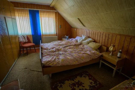 verlassenes haus schlafzimmer