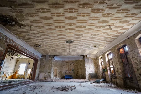 verlassener tanzsaal im lost place gasthof