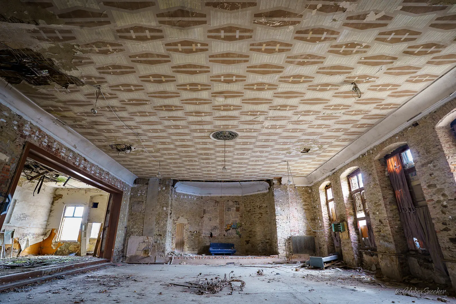 Der verlassene Gasthof „blaue Couch“ mit Tanzsaal