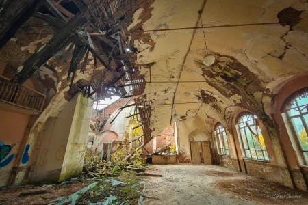 lost place gasthof tanzsaal hängende decke