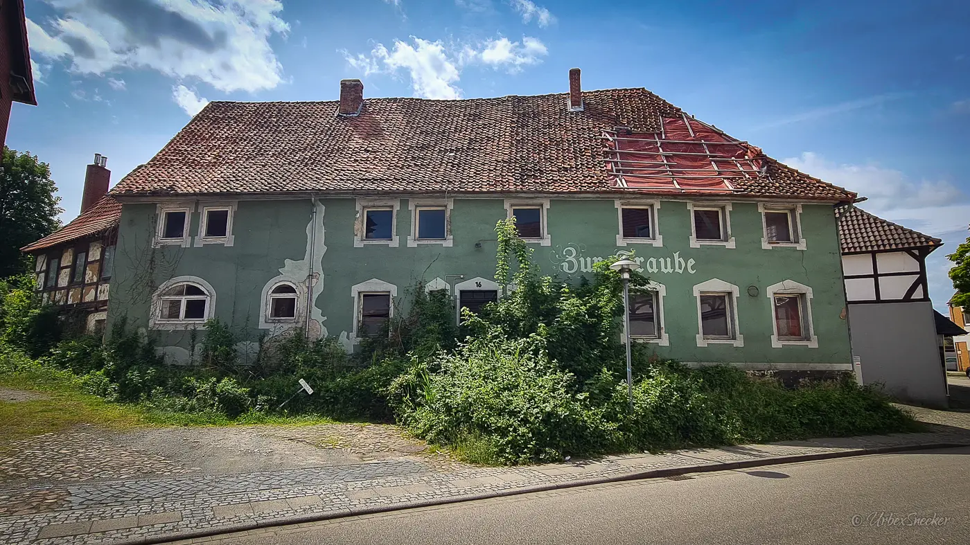 verlassener gasthof mit saal