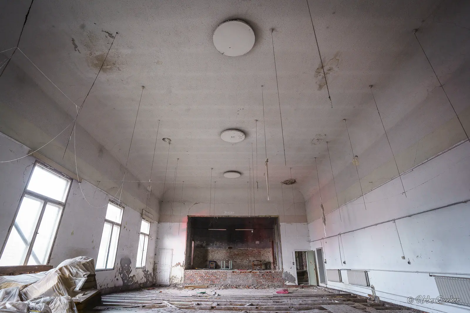 urbex saal ehemaliger gasthof