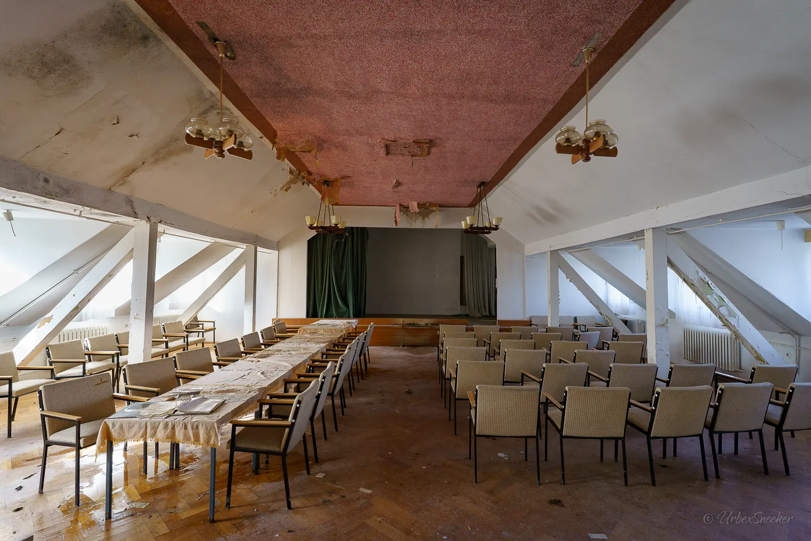 lost place hotel saal rosa decke veranstaltungssaal