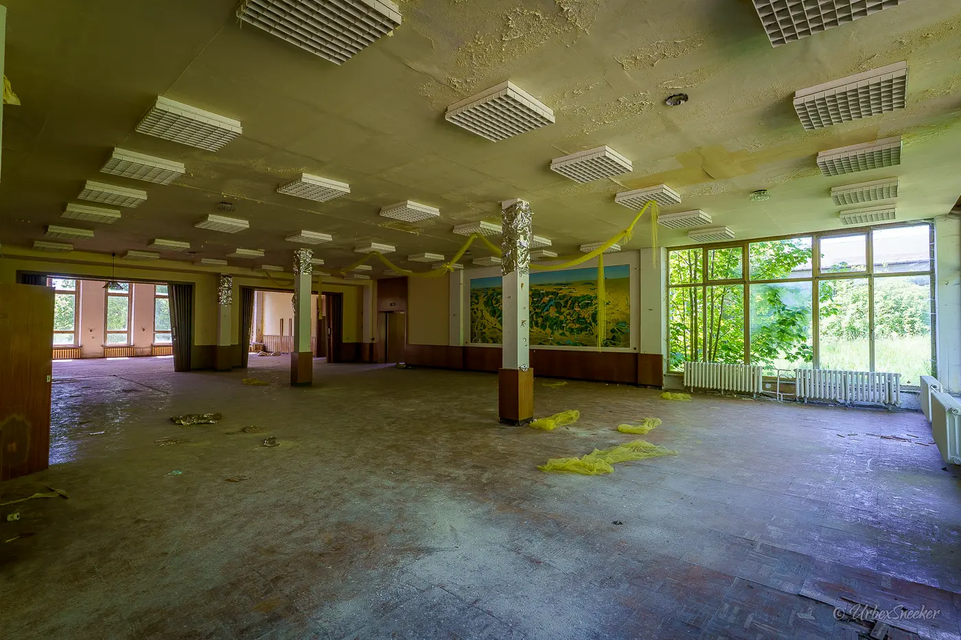 verlassener saal eines hotels im harz