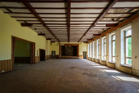 verlassener ballsaal eines hotels im harz